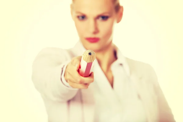 Atractiva mujer de negocios apuntando a la cámara con una pluma de gran tamaño — Foto de Stock