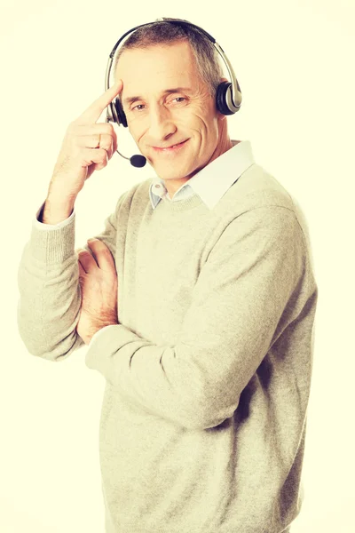 Viejo hombre del centro de llamadas con auriculares — Foto de Stock