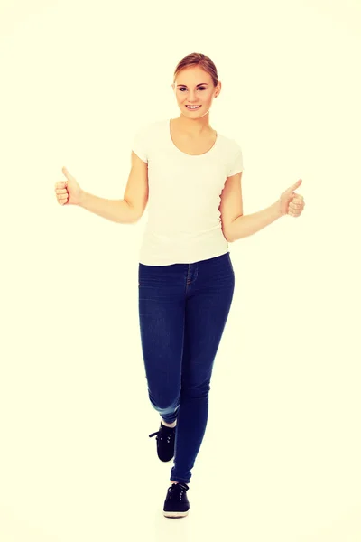 Молодая счастливая женщина показывает большие пальцы вверх — стоковое фото