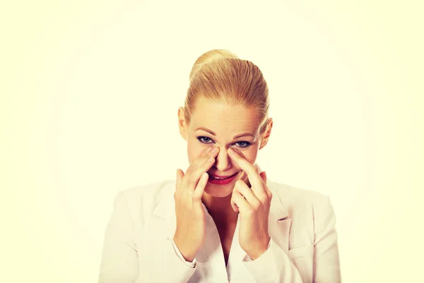 Junge Geschäftsfrau mit Nasennebenhöhlenschmerzen — Stockfoto