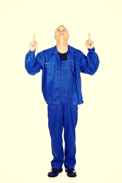 Reparatör pekar uppåt med båda händerna — Stockfoto