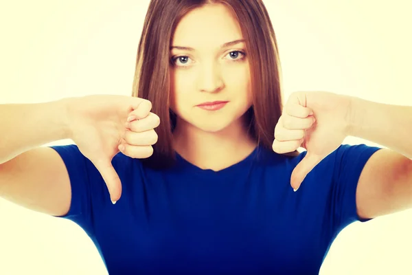 Mujer joven con los pulgares abajo . — Foto de Stock