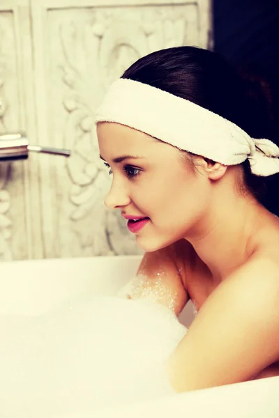 욕조에서 느긋하게 목욕 여자. — 스톡 사진