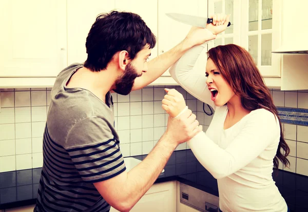 Jong koppel ruzie in de keuken. — Stockfoto