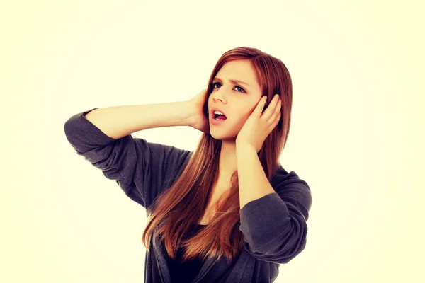 Elleriyle kulaklarını kapsayan kızgın genç kadın — Stok fotoğraf