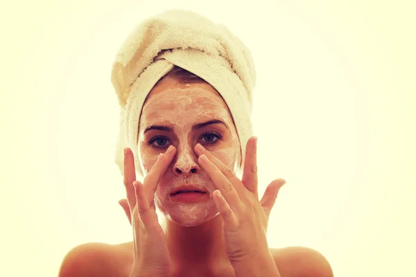 Mujer aplicando una crema en su cara —  Fotos de Stock