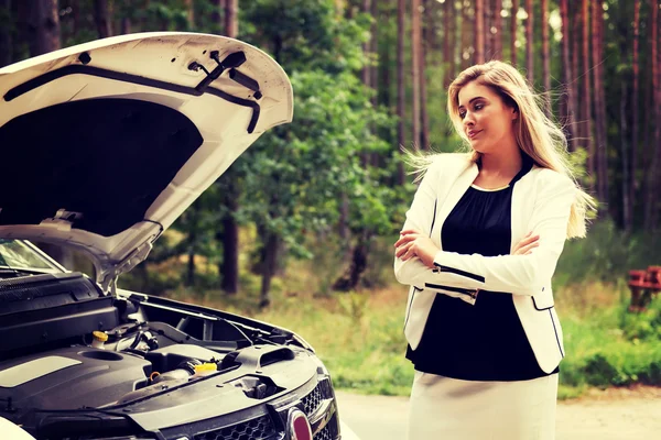 女人打开引擎盖破的车 — 图库照片