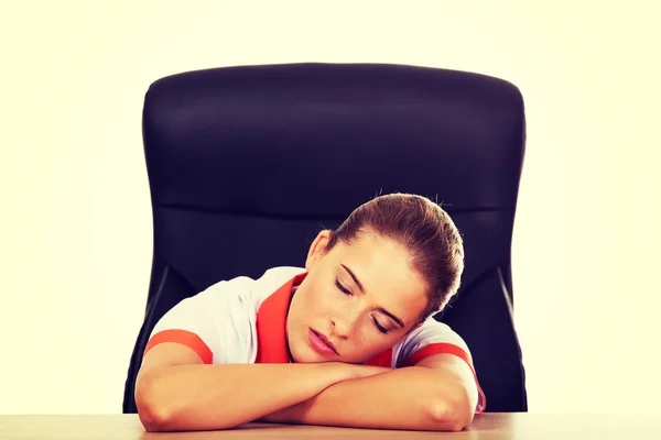 Stanco giovane infermiera medico femminile che dorme sulla scrivania — Foto Stock