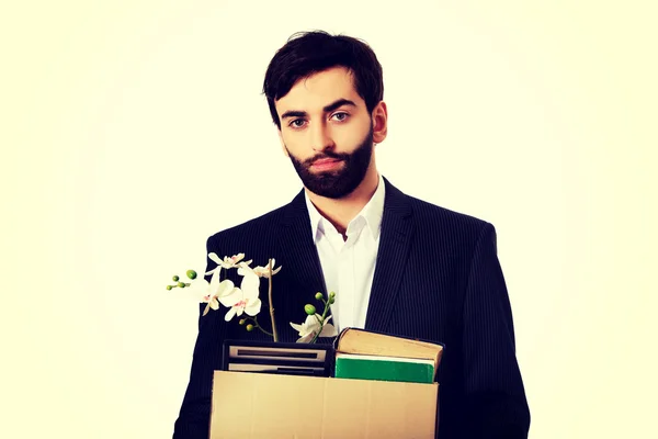 Podnikatel drží box s osobními věcmi. — Stock fotografie