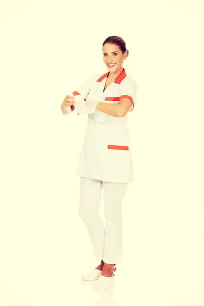 Молодая медсестра или врач с бинтом — стоковое фото