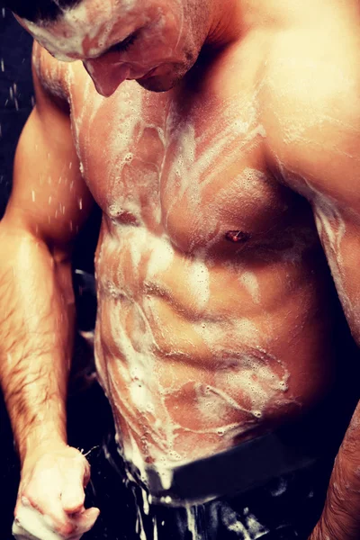 Beau mec à la douche . — Photo