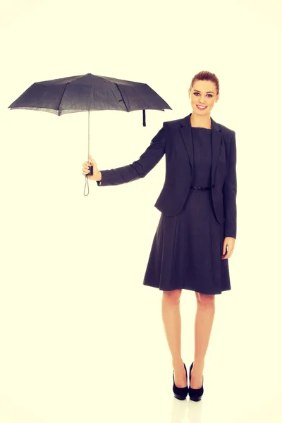 Zakenvrouw houdt zwarte paraplu — Stockfoto