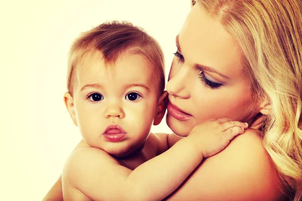 Giovane madre con il suo adorabile bambino — Foto Stock