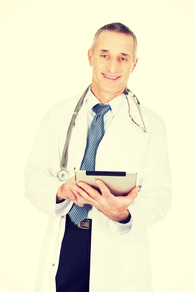 Mature male doctor using a tablet — Stock Photo, Image