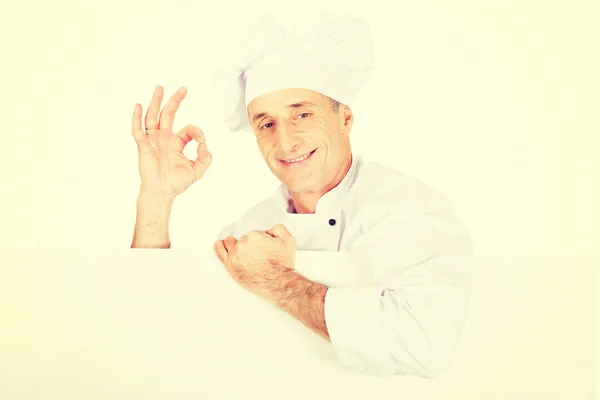 Chef-kok in het witte uniform bedrijf leeg banner — Stockfoto