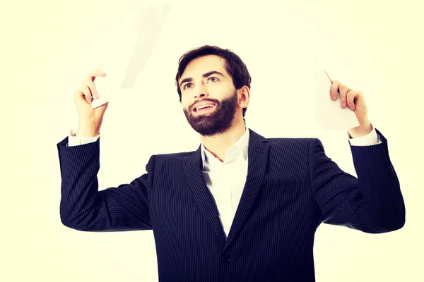 Feliz hombre de negocios tirando hojas de papel . — Foto de Stock