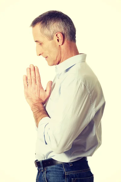 Zralý muž se modlí k Bohu — Stock fotografie