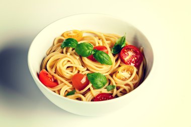 Beyaz arka plan üzerinde izole kase lezzetli makarna