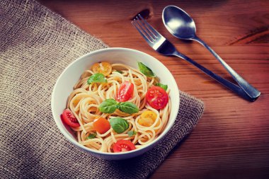 Lezzetli makarna kase ve çatal bıçak takımı ahşap üzerinde ve çuval çuval bezi arka plan