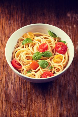 Ahşap arka plan üzerinde kase lezzetli makarna