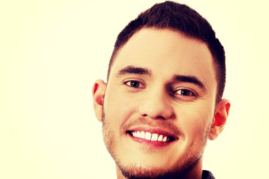 Kameraya bakarak gülümseyen iş adamı