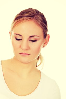 Genç düşünceli ve üzgün bir kadın.