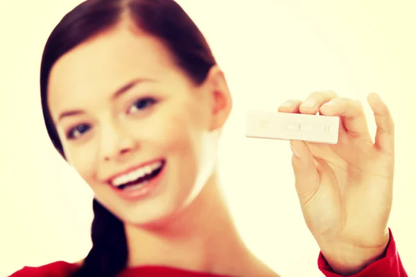 Boldog fiatal nő azt mutatja, pozitív terhességi teszt — Stock Fotó