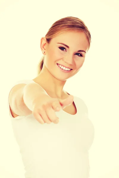 Mujer joven sonriente apuntando a la cámara —  Fotos de Stock