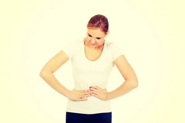 Mujer joven con dolor de estómago — Foto de Stock