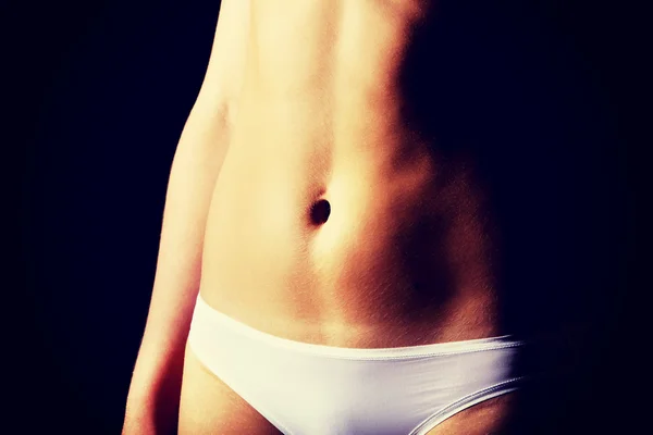 Сексуальная и атлетичная женщина тело в белом белье — стоковое фото