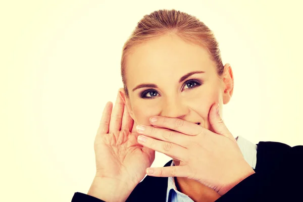 Junge Frau hört Gespräch ab und kichert — Stockfoto