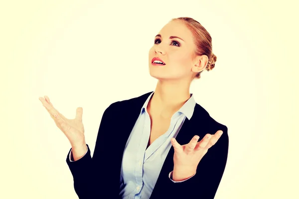 Mujer de negocios enojado con las manos arriba — Foto de Stock