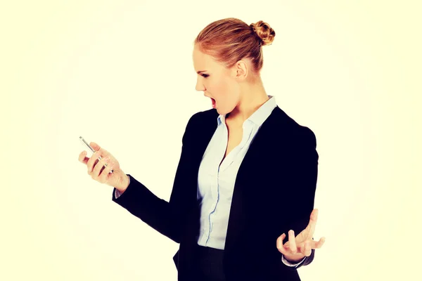 Mulher de negócios irritada gritando para o telefone móvel — Fotografia de Stock