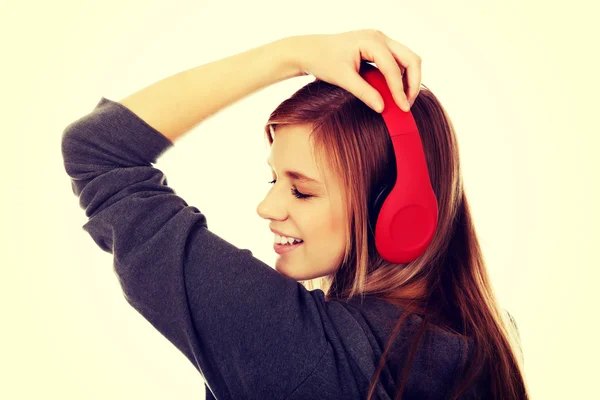 Femme adolescente écoutant de la musique — Photo