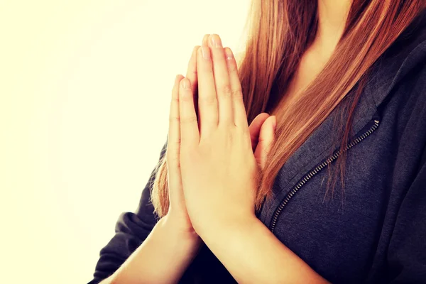 Mujer adolescente rezando-concepto de religión — Foto de Stock