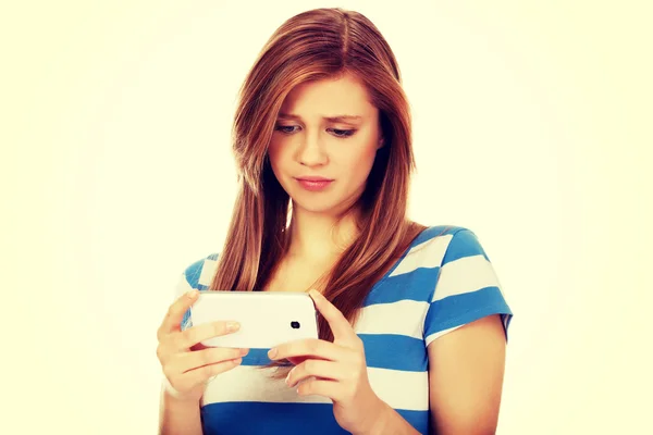 Mujer adolescente usando su teléfono inteligente — Foto de Stock