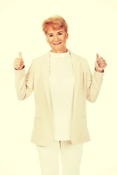 Sorriso elegante donna anziana mostrando pollice in su — Foto Stock