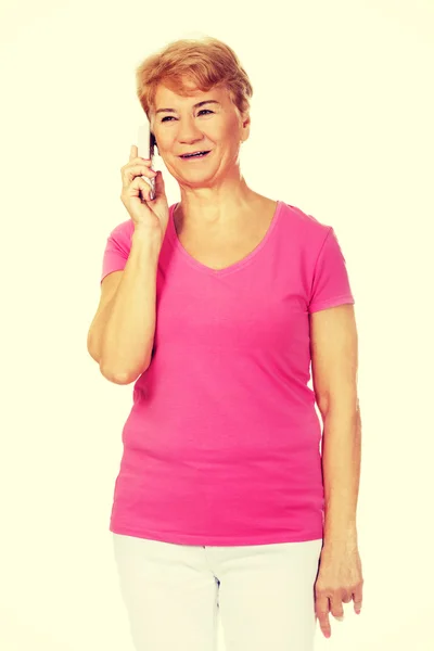 Lachende senior vrouw praten via telefoon — Stockfoto