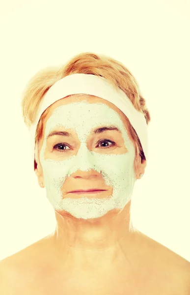 Femme âgée détendue en masque facial — Photo