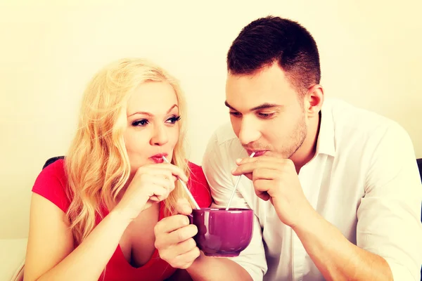 Couple mignon buvant d'une tasse — Photo