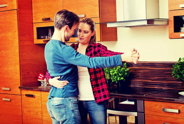 Молода пара танцює і розважається на кухні — стокове фото