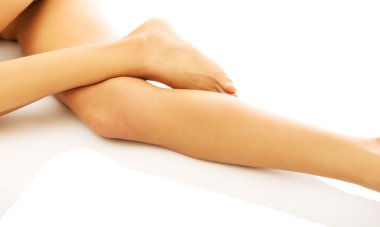 Kadının çıplak çapraz bacakları yalan