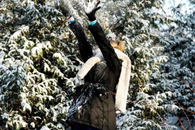 Kadın kendini kartopu Savaşı oyun savunuyor