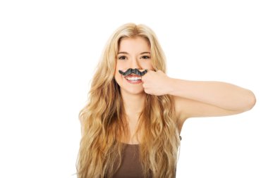 Kameraya bakarak bıyıklı sarışın öğrenci