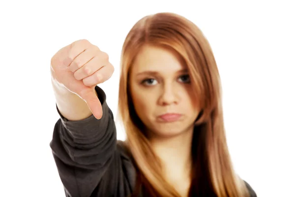Młoda kobieta nastolatek niezadowolony Wyświetlono kciuk w dół — Zdjęcie stockowe