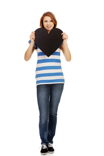 Unga tonåriga kvinna med svart papper hjärta — Stockfoto