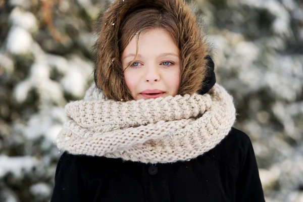 Giovane donna all'aperto in inverno — Foto Stock