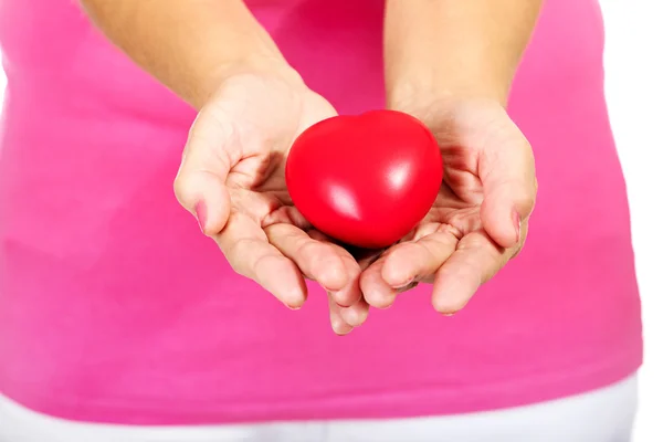 Vieja mujer sosteniendo rojo juguete corazón — Foto de Stock