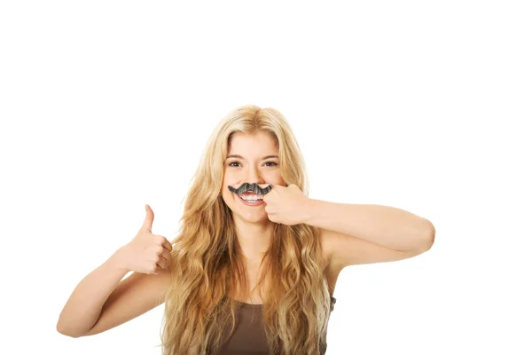 Blonde Studentin mit Schnurrbart blickt in die Kamera — Stockfoto