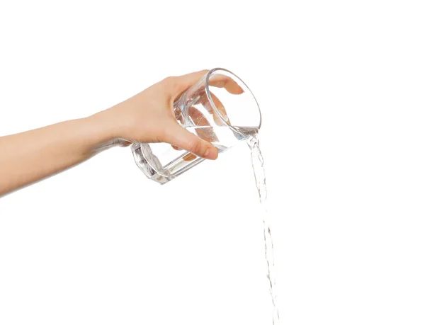 Hand stromende water uit glas — Stockfoto